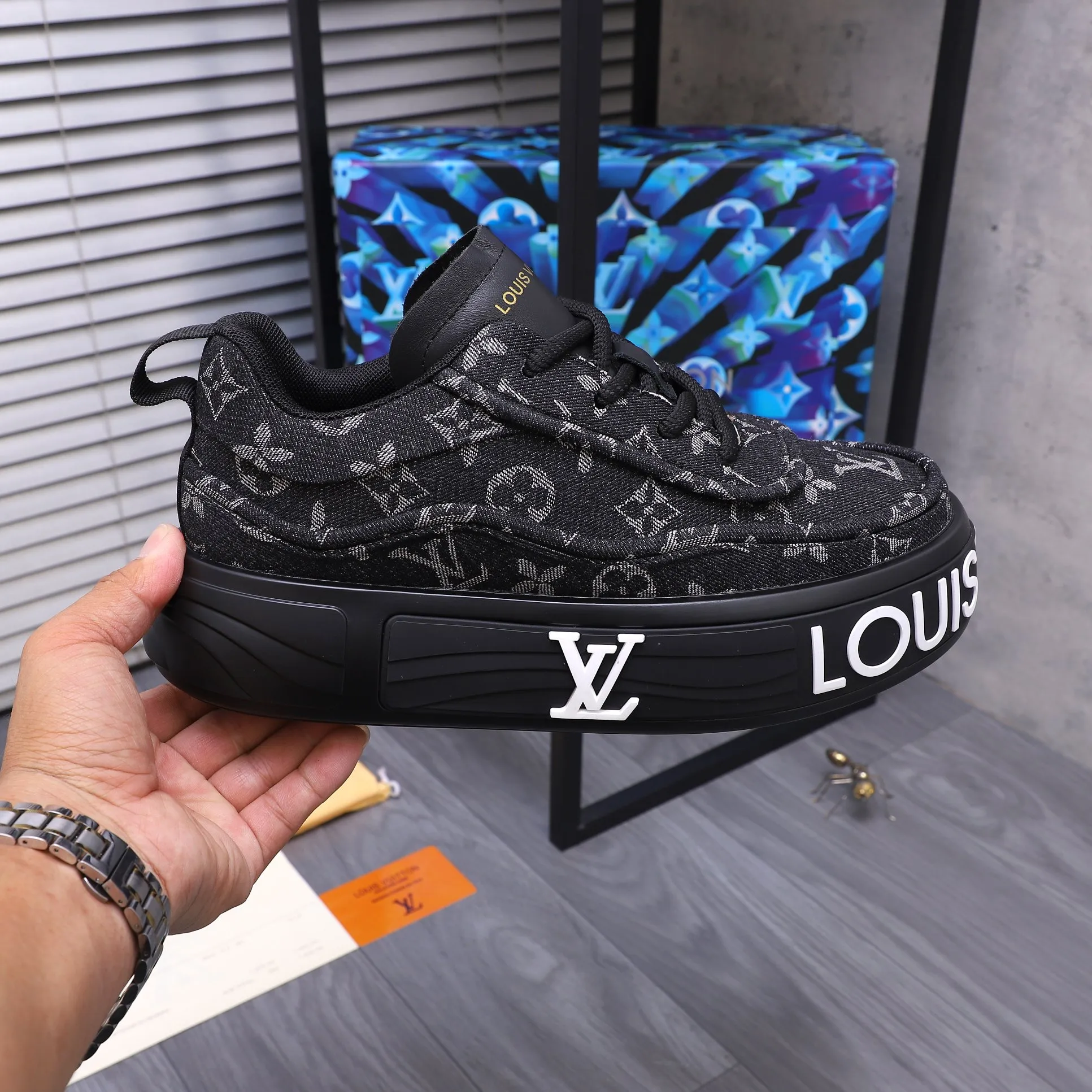 Men's shoes 💰560 Product trademark: LV [Louis Vuitton] casual shoes, regular size. Size: 38-46 (38.45.46 is custom-made and non-returnable) Product materials: Selected breathable denim woven upper, cowhide insole, mesh lining, original outsole